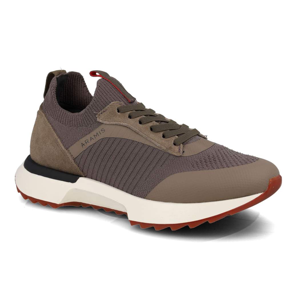 Tênis casual masculino Aramis em couro marrom vista lateral para ajuste e conforto